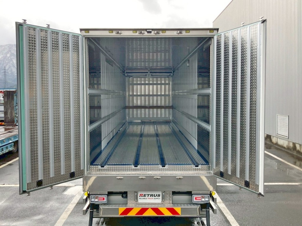 左右リヤドア裏側にもウロコステンが張られています。|日野 プロフィア 2DG-FW1AHCの写真9