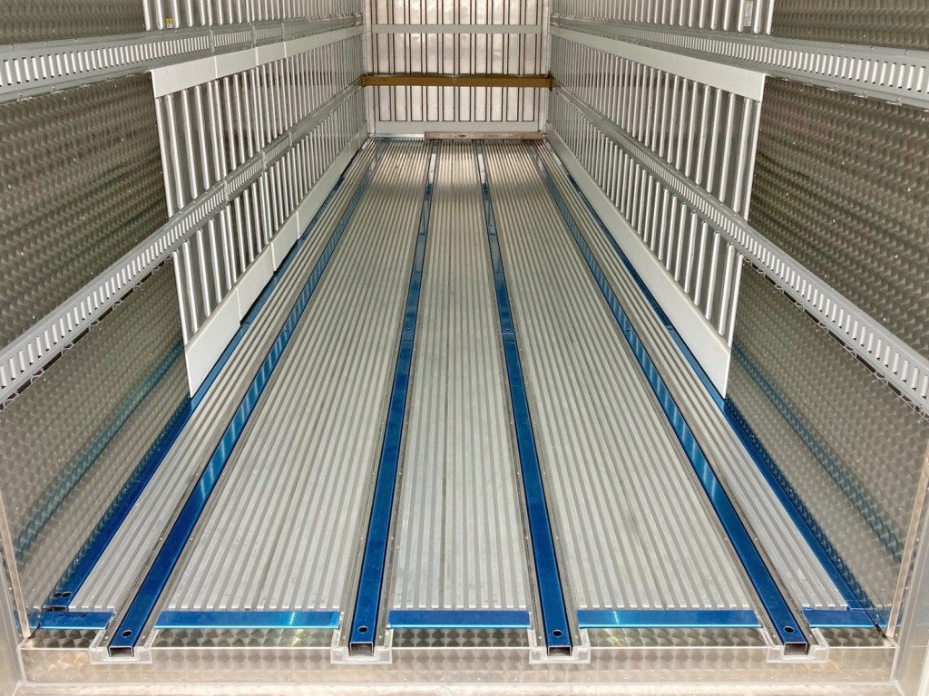 床はI型キーストン・アルミ製です。(ジョロダーレールが4列付いています)|日野 プロフィア 2DG-FW1AHCの写真11