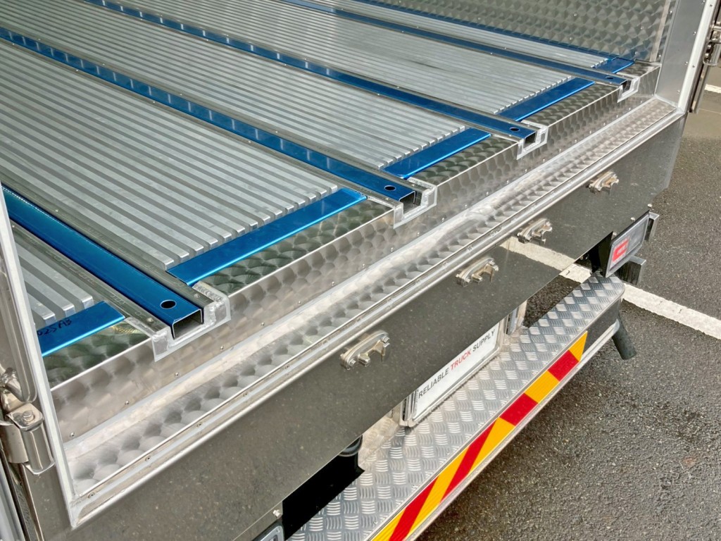 床後方にウロコステンが張られています。|日野 プロフィア 2DG-FW1AHCの写真12