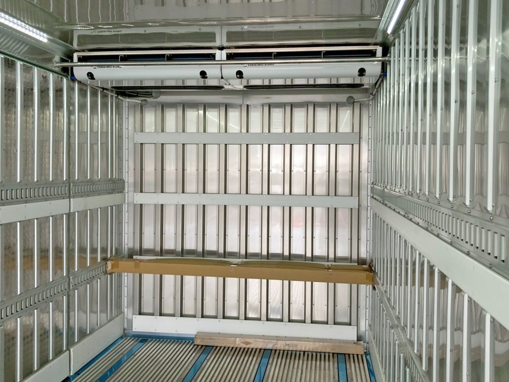 冷凍機の吹き出し口です。(冷凍機は吊り下げ式です)|日野 プロフィア 2DG-FW1AHCの写真18