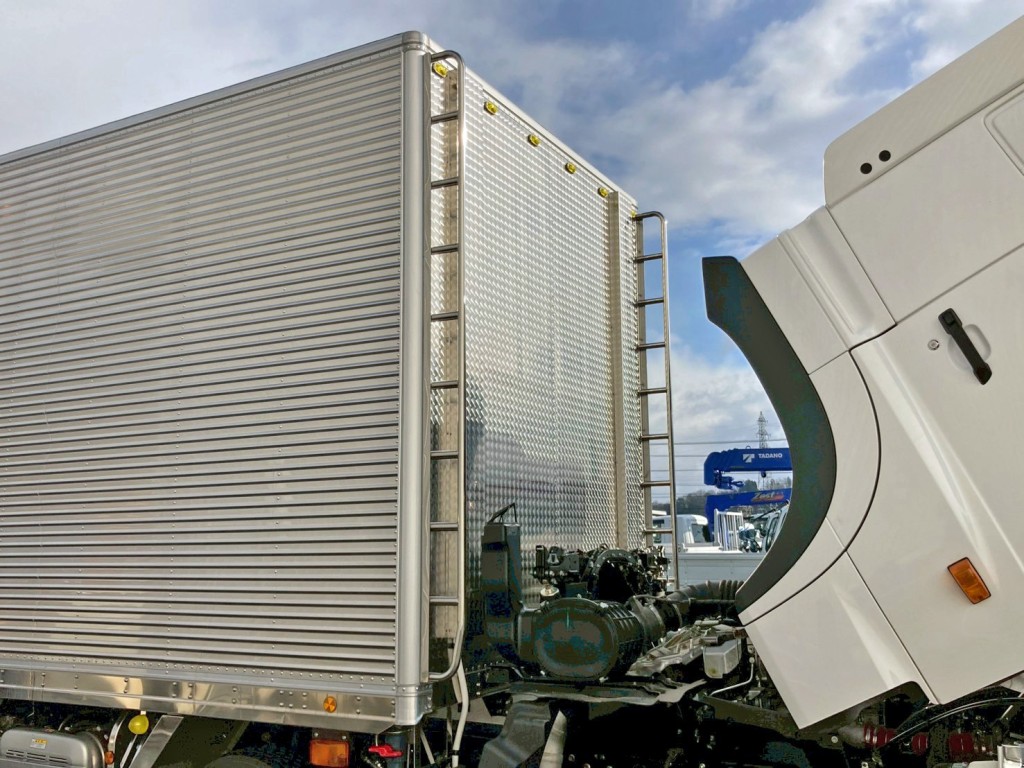 左右ハシゴはステンレス製 及び 前壁にウロコステンが張られています。|日野 プロフィア 2DG-FW1AHCの写真19