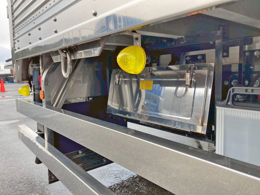 ボディー運転席側後方にステンレス製の工具箱が付いています。|日野 プロフィア 2DG-FW1AHCの写真21