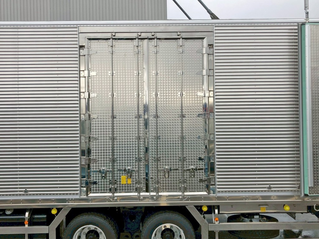 助手席側後方に観音開き式のサイドドアが付いています。(蝶番・ハンマーロック・キャッチはステン)|日野 プロフィア 2DG-FW1AHCの写真26