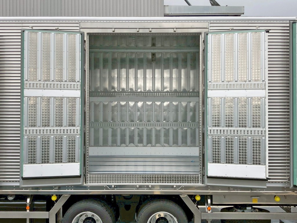 後方のサイドドアを開いた状態です。(ドアの表面・裏面にウロコステンが張られています)|日野 プロフィア 2DG-FW1AHCの写真27