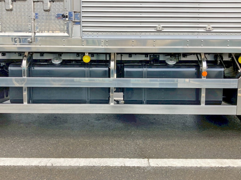 燃料タンクは300Lが2つ付いています。|日野 プロフィア 2DG-FW1AHCの写真31