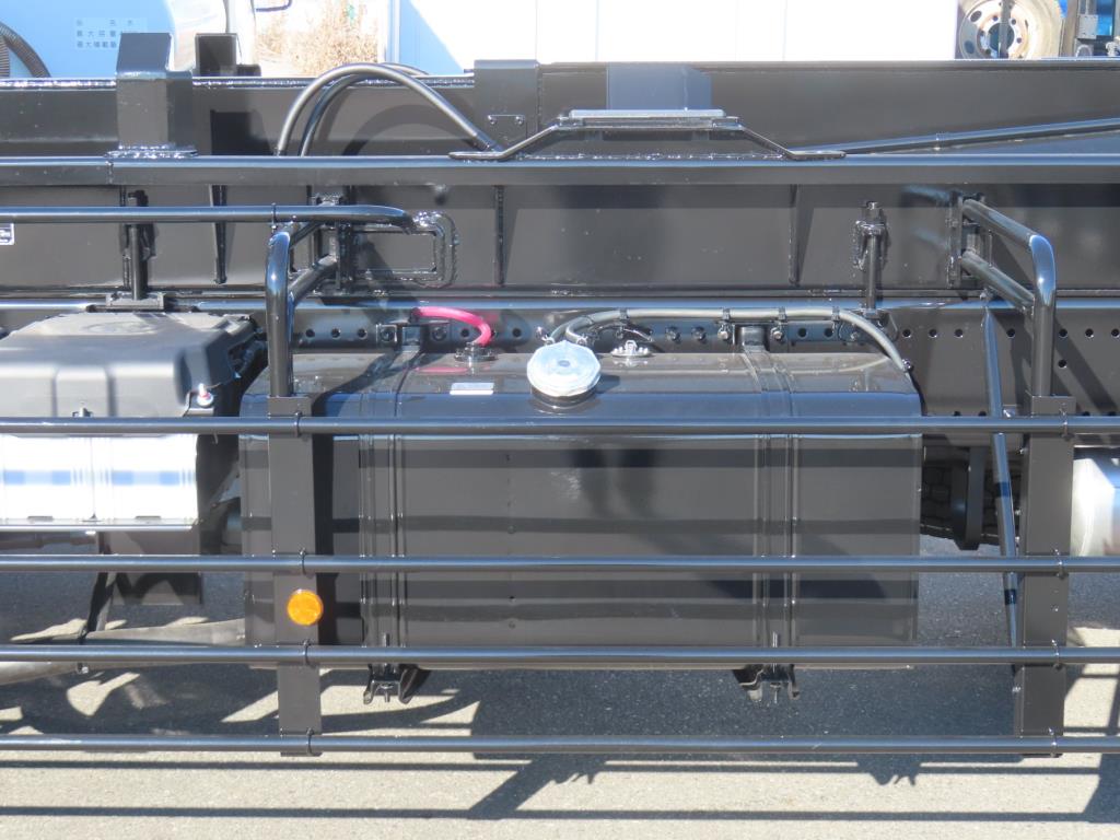 燃料タンクは300Lです。|日野 プロフィア 2DG-FS1AHEの写真11