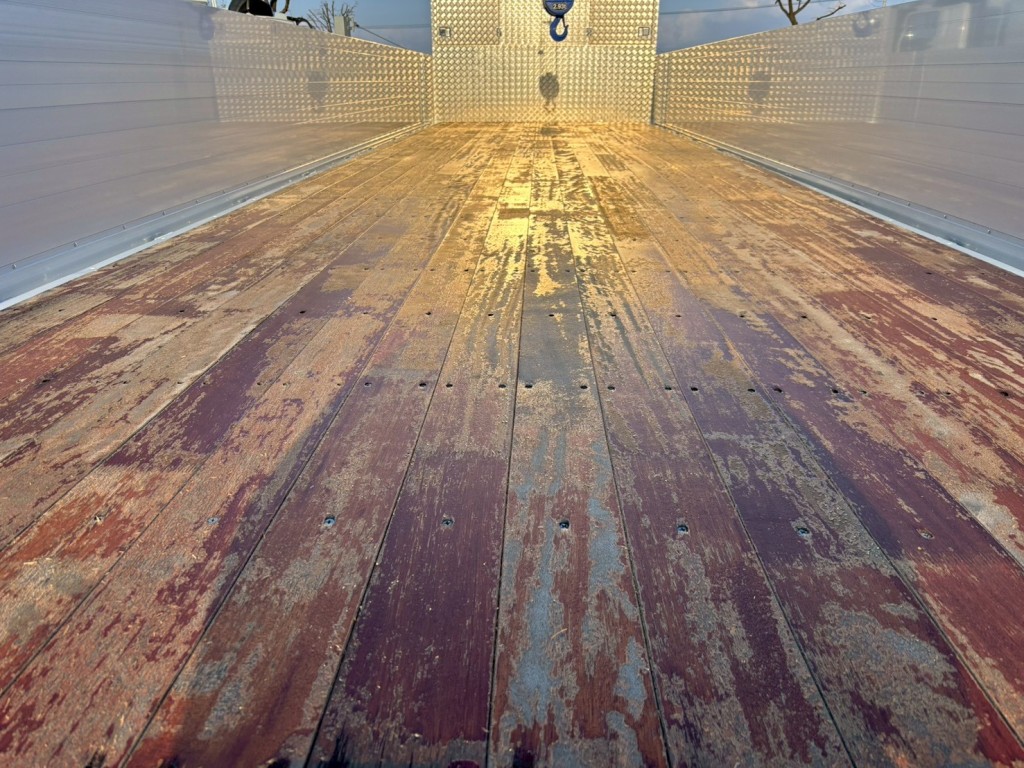 床は板張りです。|三菱 スーパーグレート 2PG-FS84VZの写真9