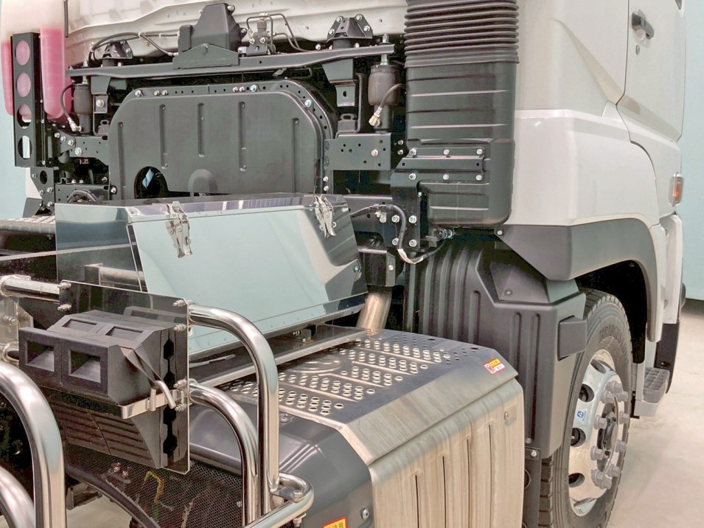 運転席側にステンレス製の工具箱が付いています。|三菱 スーパーグレート 2PG-FV80VYの写真15