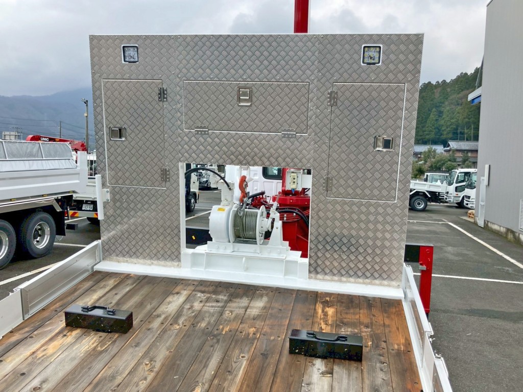 ウインチ付きです。(プロテクターに縞板アルミが張られています)|日野 プロフィア 2DG-FW1AHCの写真9