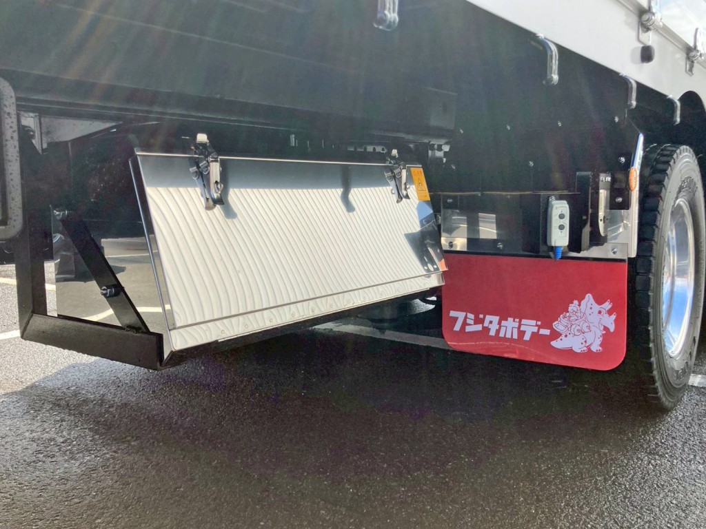 ボディー運転席側後方にステンレス製の工具箱が付いています。|日野 プロフィア 2DG-FW1AHCの写真18