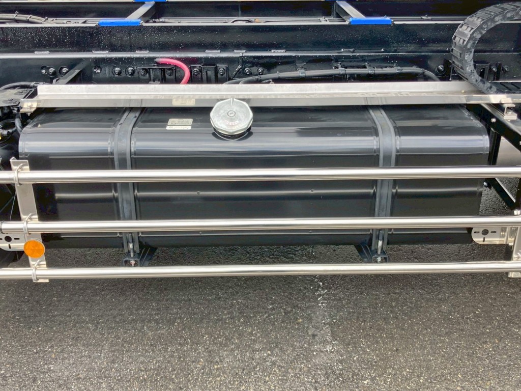 燃料タンクは300Lです。|日野 プロフィア 2DG-FW1AHCの写真27