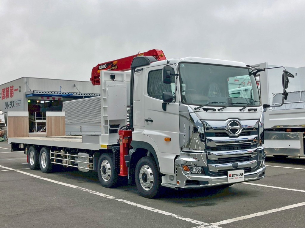 ホイールはアルミ製、サイドバンパー・フェンダーはステンレス製です。|日野 プロフィア 2DG-FW1AHCの写真2