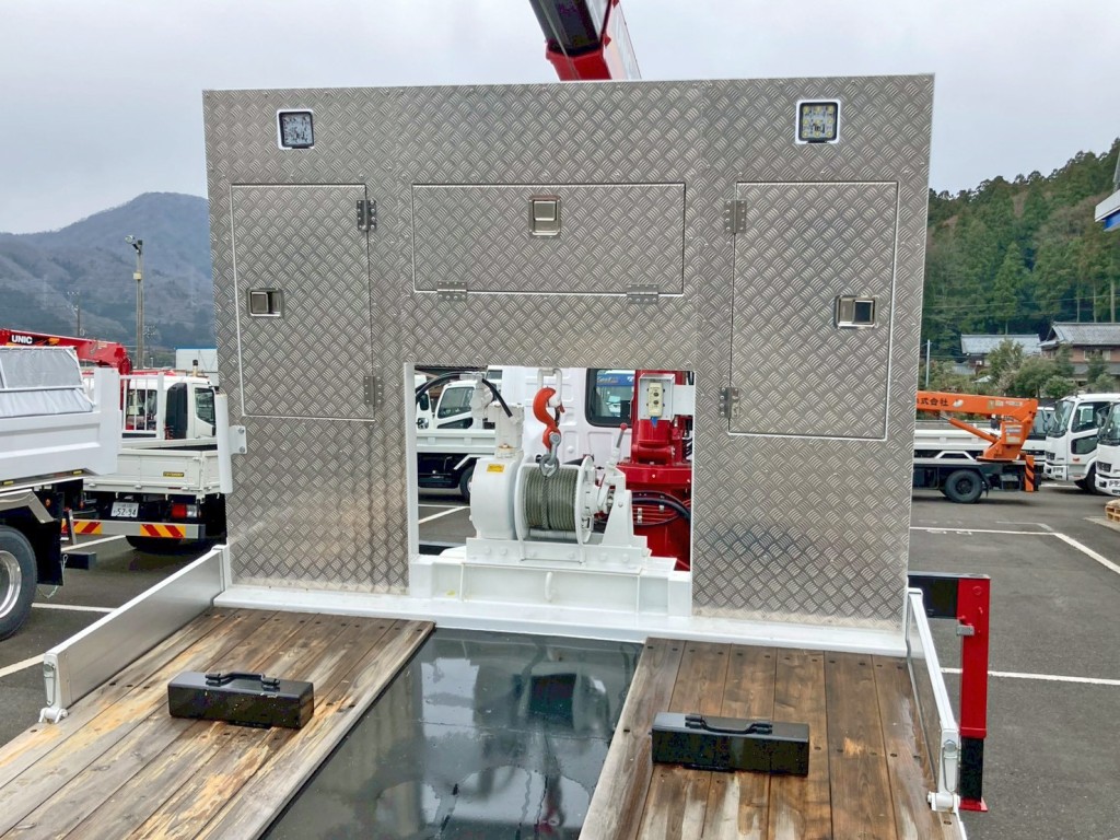 ウインチ付きです。(プロテクターに縞板アルミが張られています)|日野 プロフィア 2DG-FW1AHCの写真9