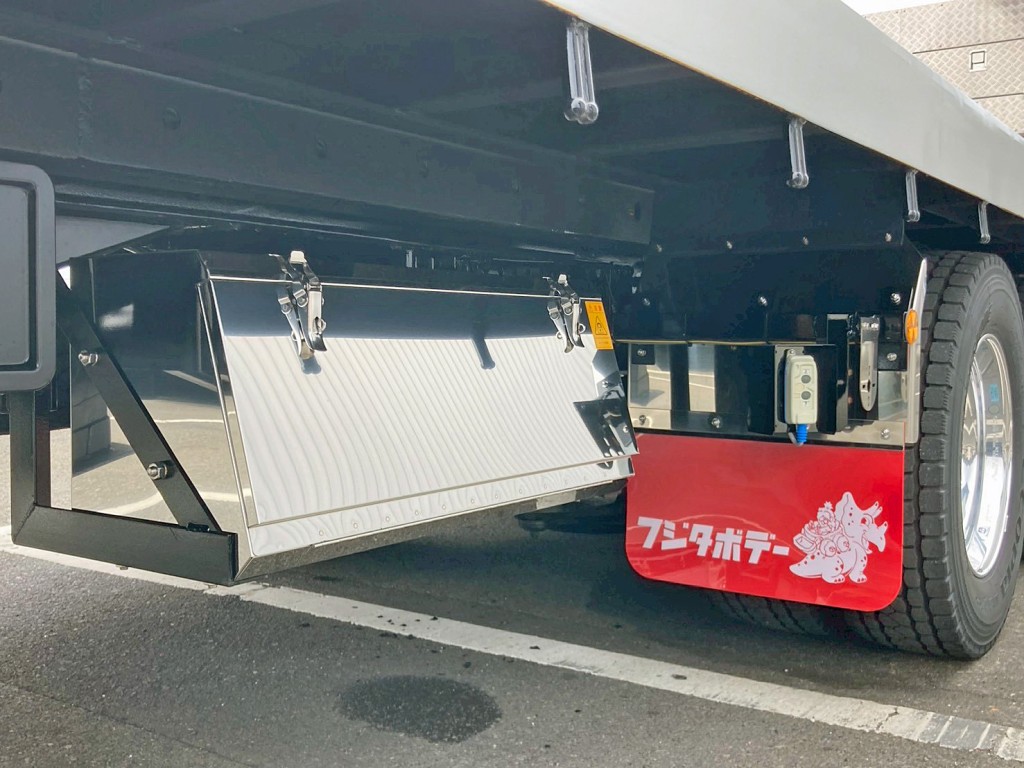 ボディー運転席側後方にステンレス製の工具箱が付いています。|日野 プロフィア 2DG-FW1AHCの写真17