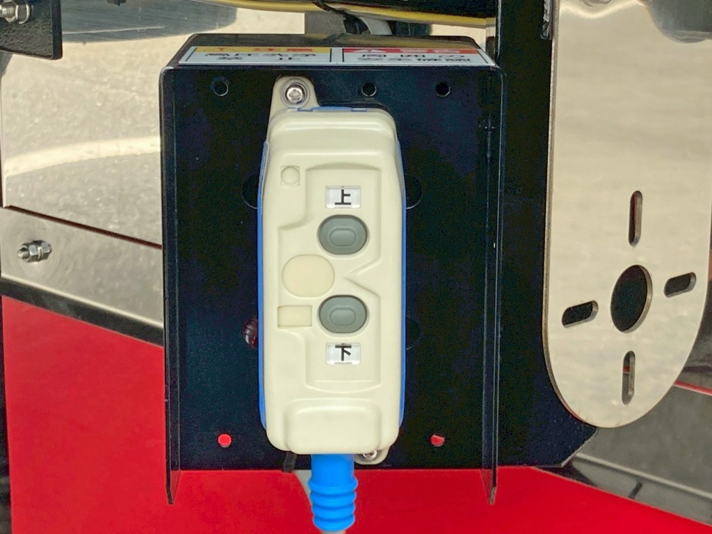 自動歩みの昇降スイッチです。|日野 プロフィア 2DG-FW1AHCの写真18