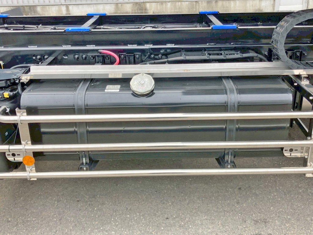 燃料タンクは300Lです。|日野 プロフィア 2DG-FW1AHCの写真26