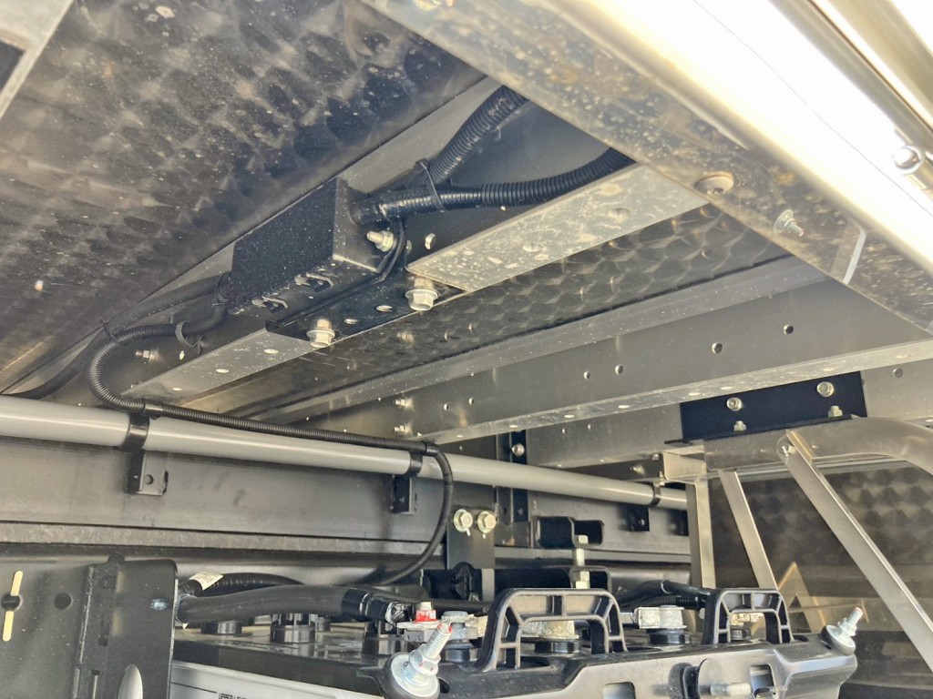 シャーシとネタの状態です。(縦ネタは鉄製・横ネタはアルミ製・床下はウロコステンです)|日野 プロフィア 2DG-FW1AHCの写真6