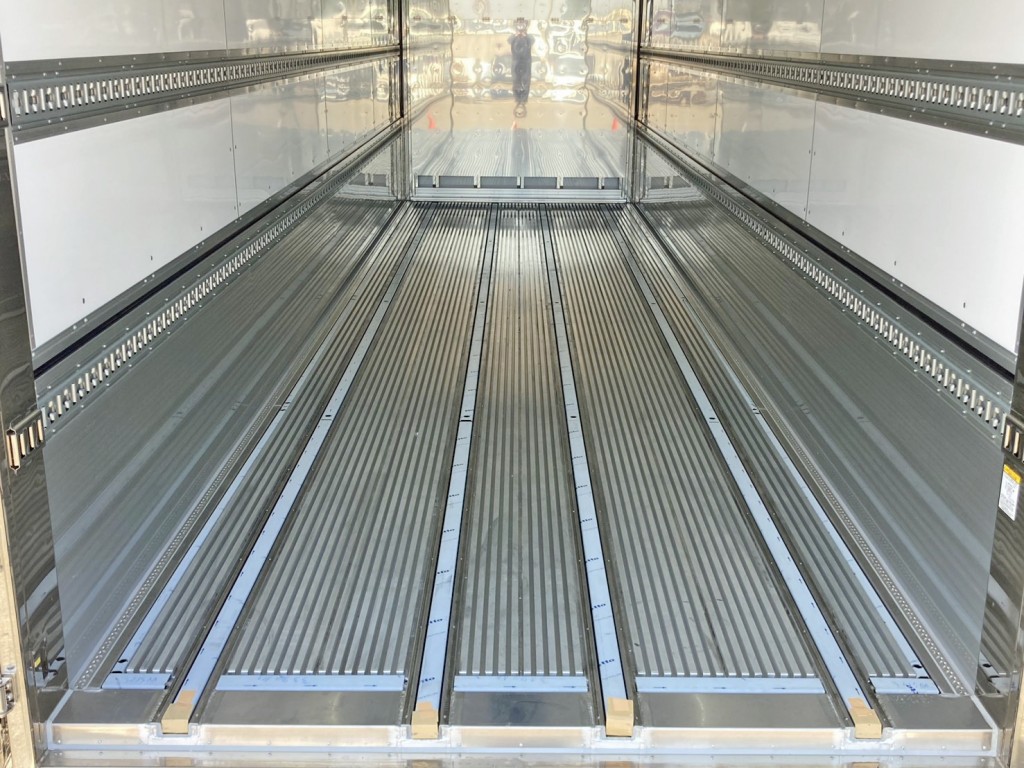 床はI型キーストン・アルミ製です。(ジョロダーレールが4列付いています)|日野 プロフィア 2DG-FW1AHCの写真10