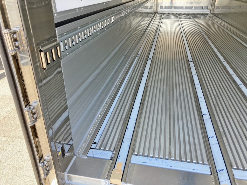 ボディー左右端にレールが付いています。|日野 プロフィア 2DG-FW1AHCの写真11