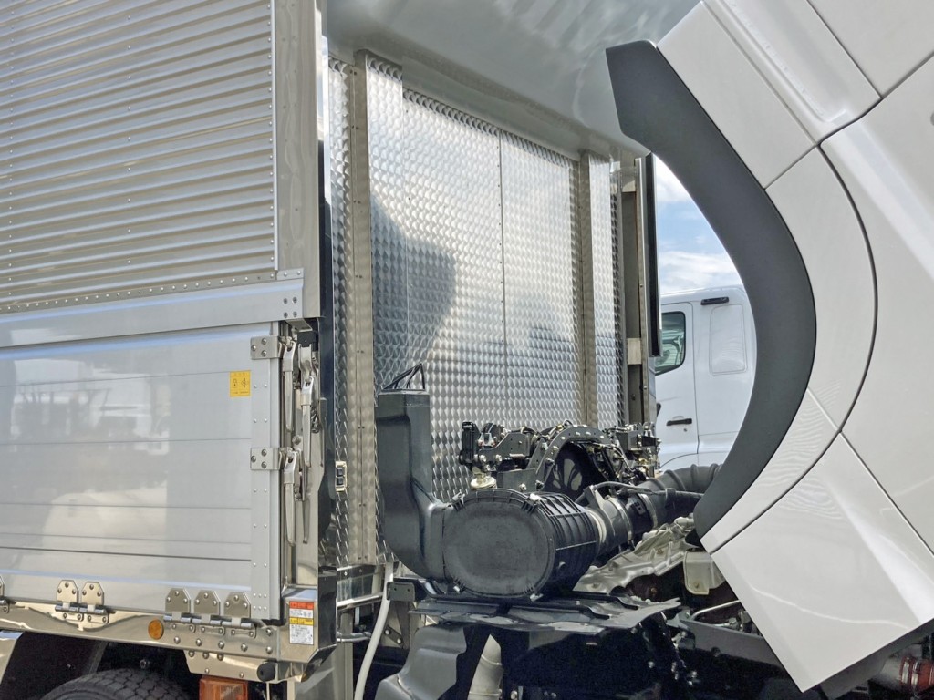 ボディー前壁にウロコステンが張られています。|日野 プロフィア 2DG-FW1AHCの写真17