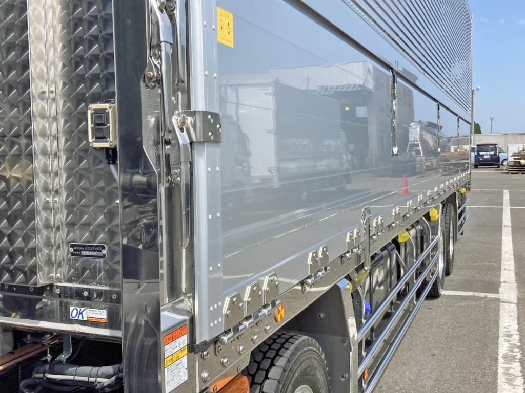 ボディー前方左右にもウイングの開閉スイッチが付いています。|日野 プロフィア 2DG-FW1AHCの写真18