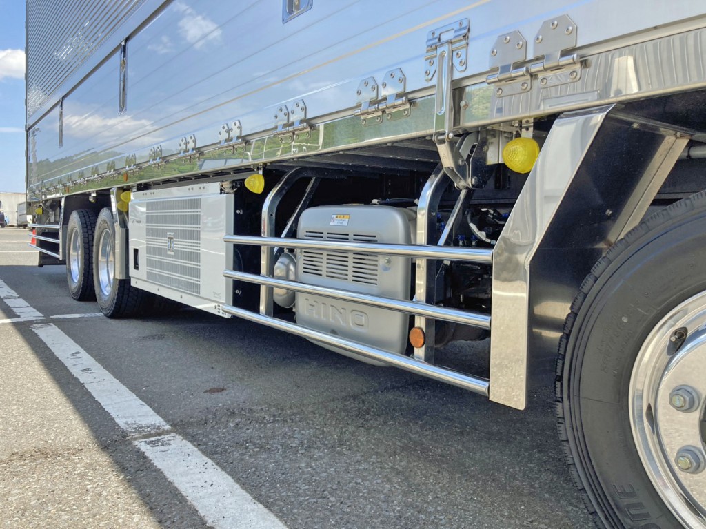 サイドバンパー・フェンダーはステンレス製です。|日野 プロフィア 2DG-FW1AHCの写真20