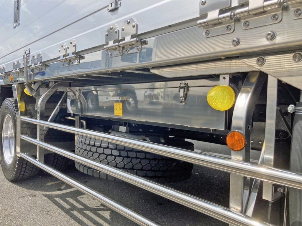 ボディー助手席側後方にステンレス製のジョロダー入れが付いています。|日野 プロフィア 2DG-FW1AHCの写真22