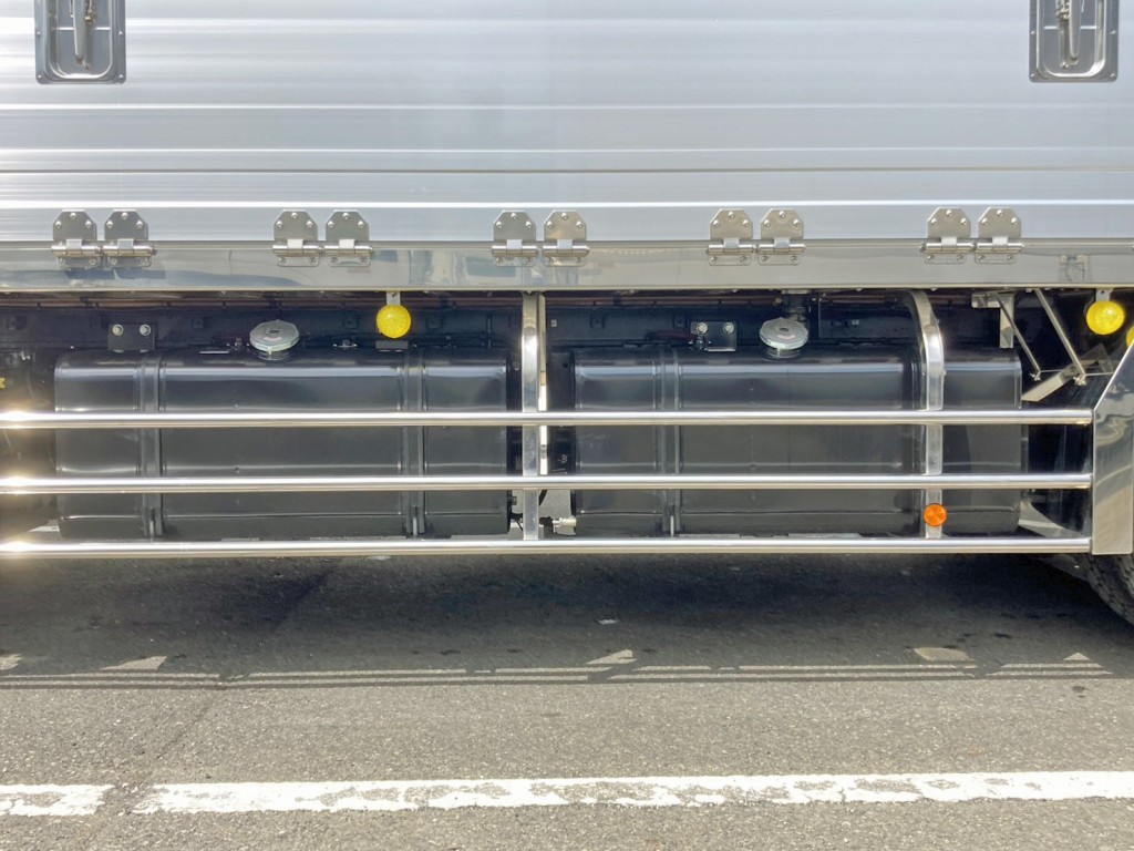 燃料タンクは300Lが2つ付いています。|日野 プロフィア 2DG-FW1AHCの写真28