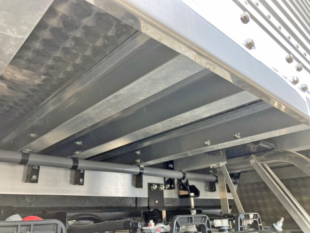 シャーシとネタの状態です。(縦ネタ・横ネタはアルミ製です。床下にウロコステンが張られています)|日野 プロフィア 2DG-FW1AHCの写真6