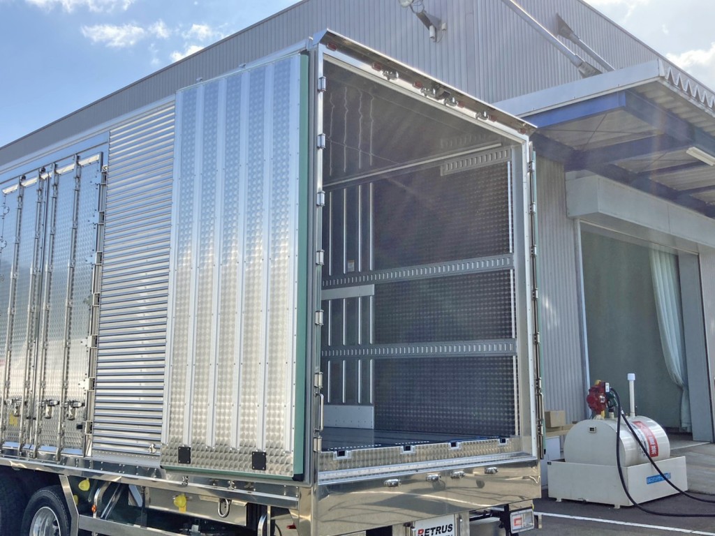 助手席側リヤドア裏側 及び ボディー運転席側後方にウロコステンが張られています。|日野 プロフィア 2DG-FW1AHCの写真10