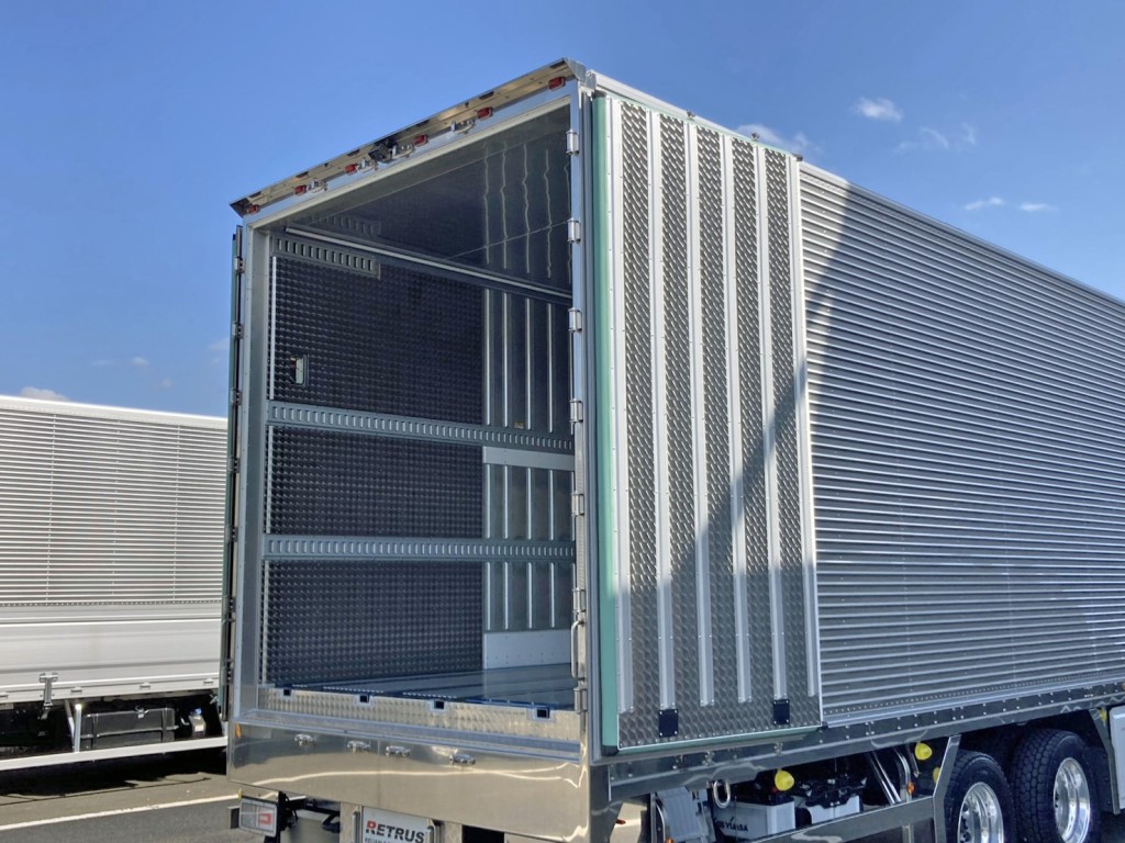 運転席側リヤドア裏側 及び ボディー助手席側後方にウロコステンが張られています。|日野 プロフィア 2DG-FW1AHCの写真11