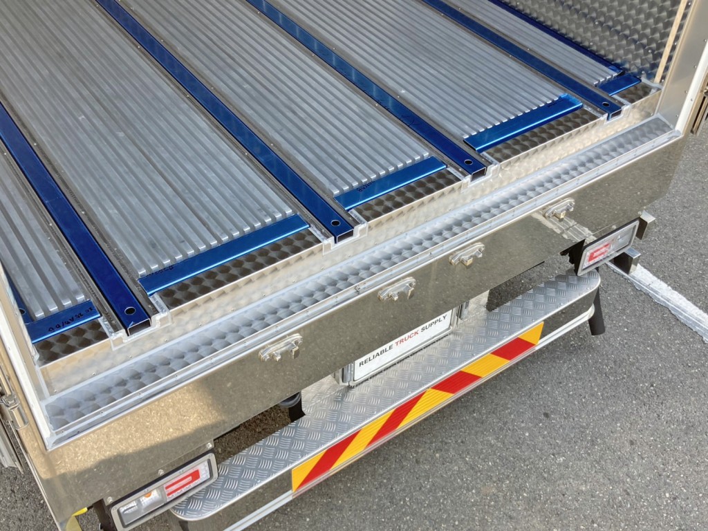 床板後方にウロコステン 及び リヤレールにステンが張られています。|日野 プロフィア 2DG-FW1AHCの写真12