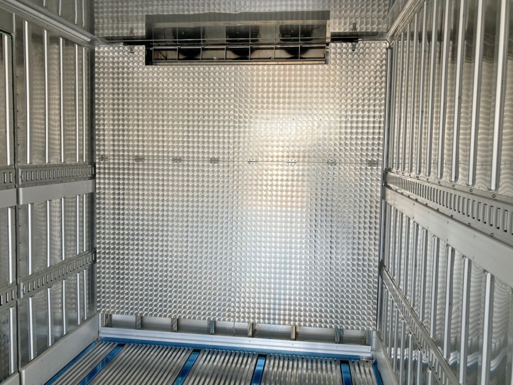 冷凍機の吹き出し口です。(プロテクターはウロコステンが張られています)|日野 プロフィア 2DG-FW1AHCの写真16