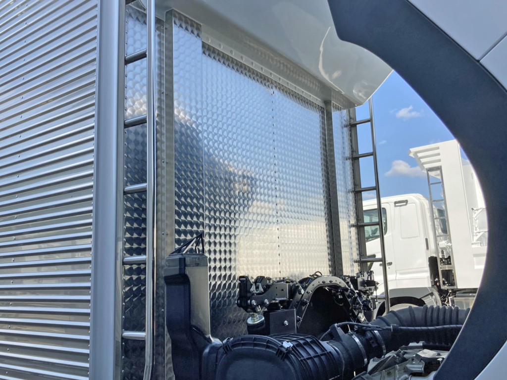 前壁にウロコステンが張られています。|日野 プロフィア 2DG-FW1AHCの写真18