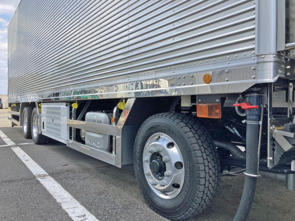 サイドレール・サイドバンパー・フェンダーはステンレス製です。|日野 プロフィア 2DG-FW1AHCの写真20