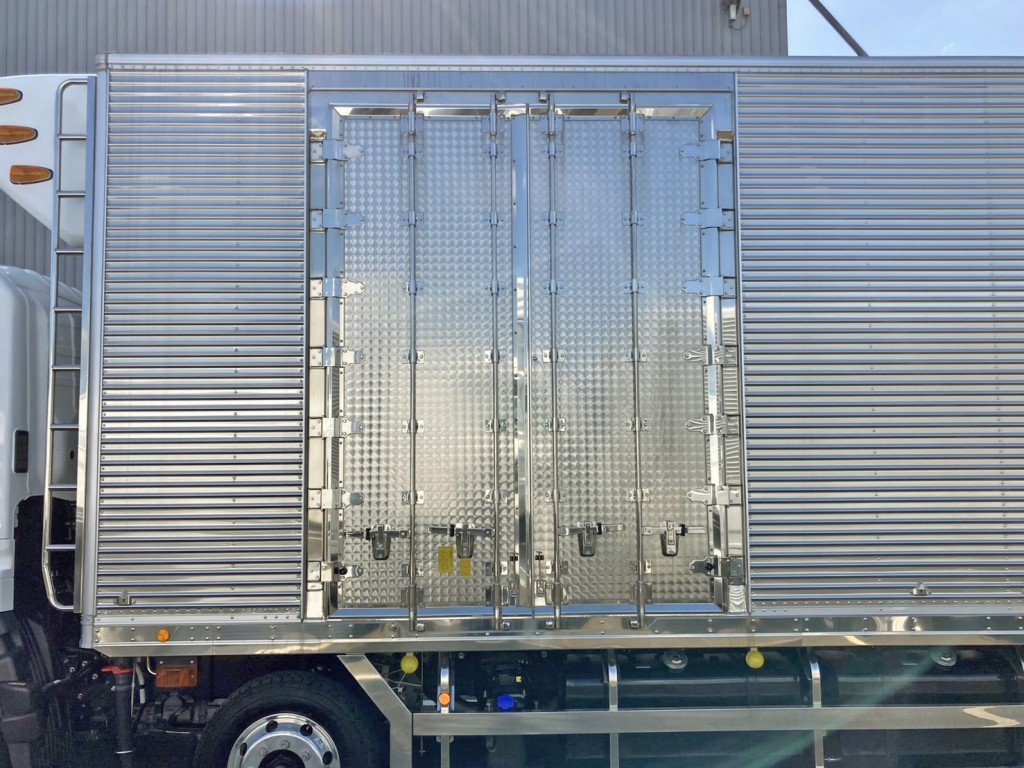 助手席側前方に観音開き式のサイドドアが付いています。(蝶番・ハンマーロック・キャッチはステンレス製)|日野 プロフィア 2DG-FW1AHCの写真21