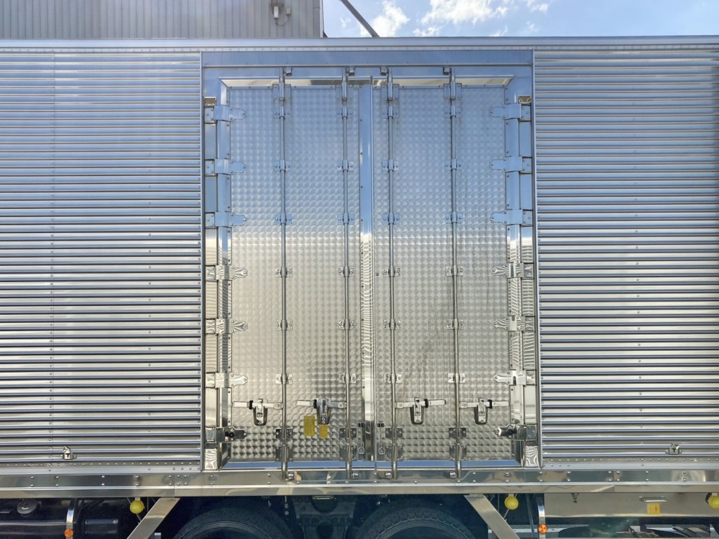 助手席側後方に観音開き式のサイドドアが付いています。(蝶番・ハンマーロック・キャッチはステンレス製)|日野 プロフィア 2DG-FW1AHCの写真22