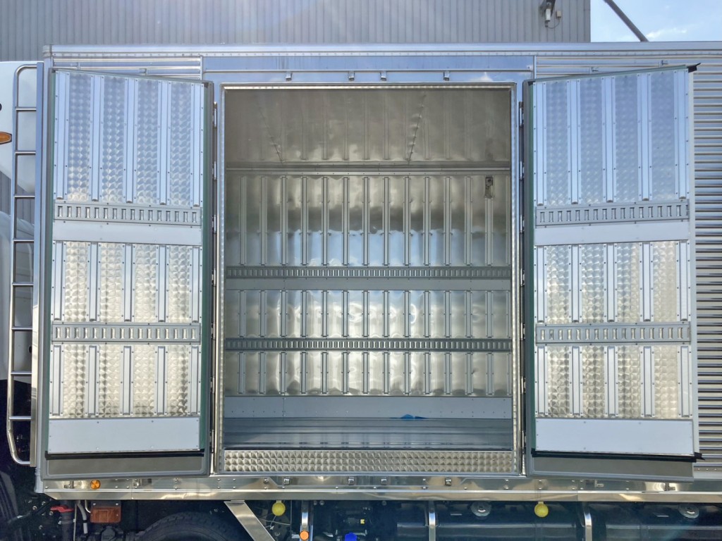 前方のサイドドアを開いた状態です。(左右サイドドア裏側にウロコステンが張られています)|日野 プロフィア 2DG-FW1AHCの写真23