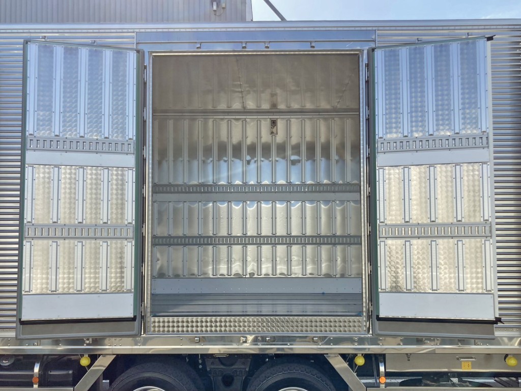 後方のサイドドアを開いた状態です。(左右サイドドア裏側にウロコステンが張られています)|日野 プロフィア 2DG-FW1AHCの写真25