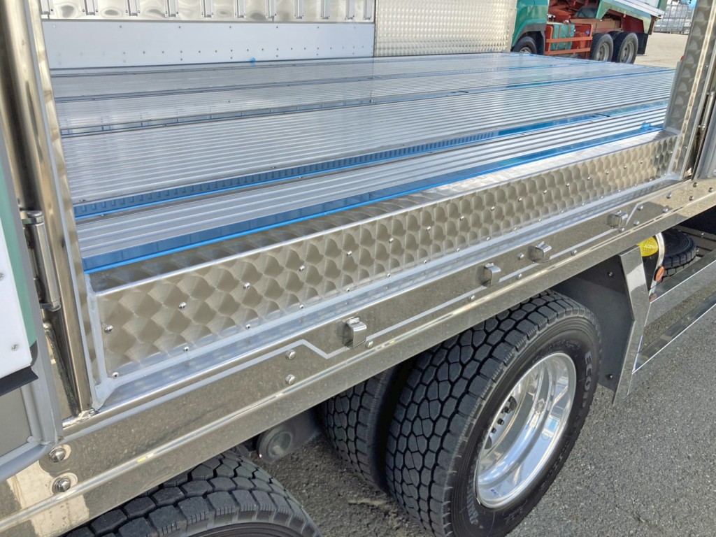 後方サイドドアの門口周りはウロコステンが張られています。|日野 プロフィア 2DG-FW1AHCの写真26