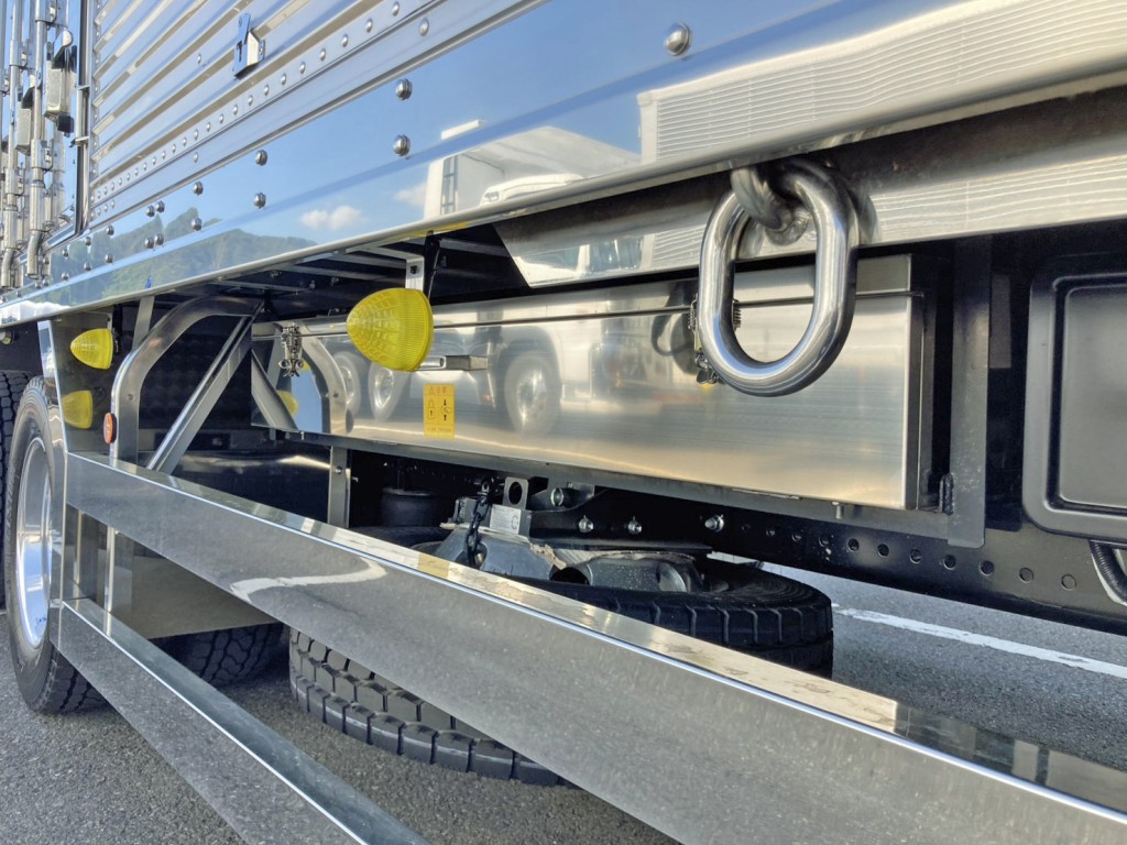 ボディー助手席側後方にジョロダー入れが付いています。(ジョロダーは付属しています)|日野 プロフィア 2DG-FW1AHCの写真28