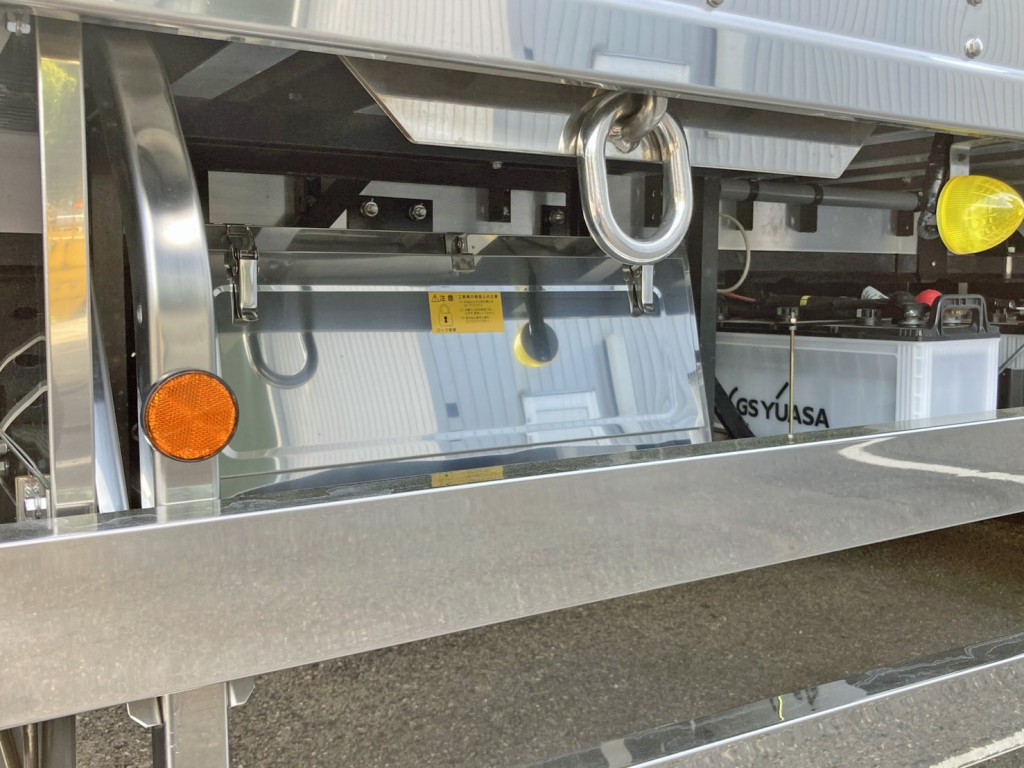 ボディー運転席側後方にステンレス製の工具箱が付いています。|日野 プロフィア 2DG-FW1AHCの写真29