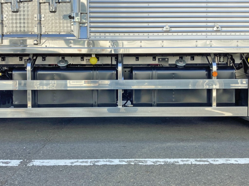 燃料タンクは300Lが2つ付いています。|日野 プロフィア 2DG-FW1AHCの写真34