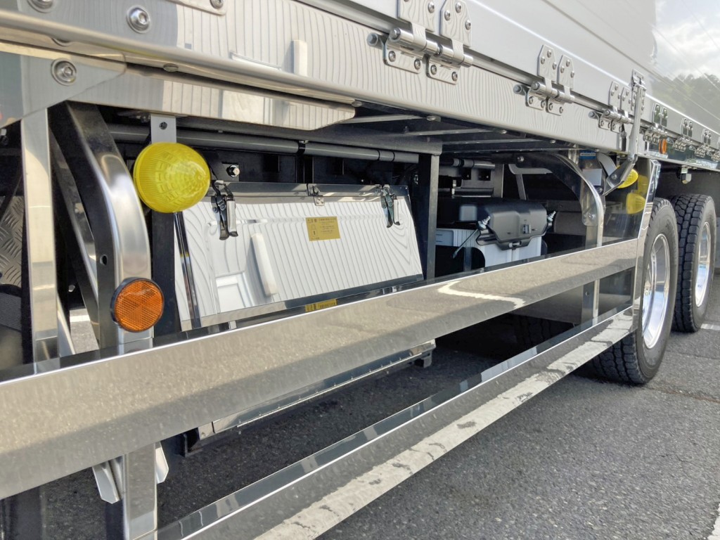 ボディー運転席側後方にステンレス製の工具箱が付いています。|日野 プロフィア 2DG-FW1AHCの写真26