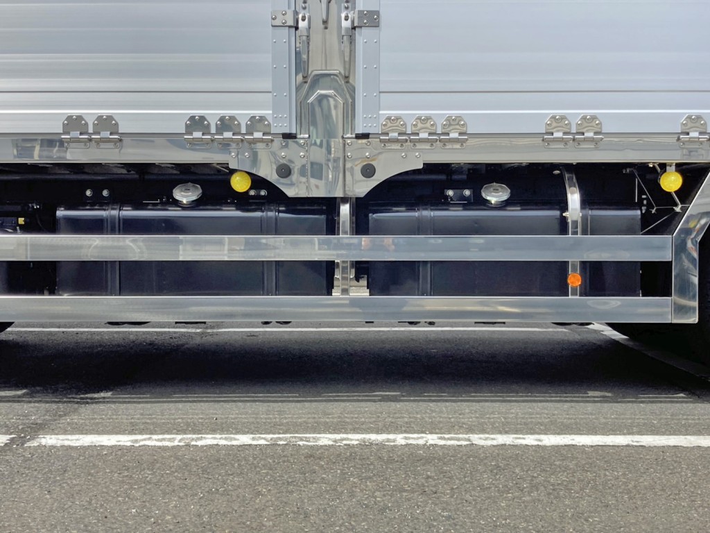 燃料タンクは300Lが2つ付いています。|日野 プロフィア 2DG-FW1AHCの写真30