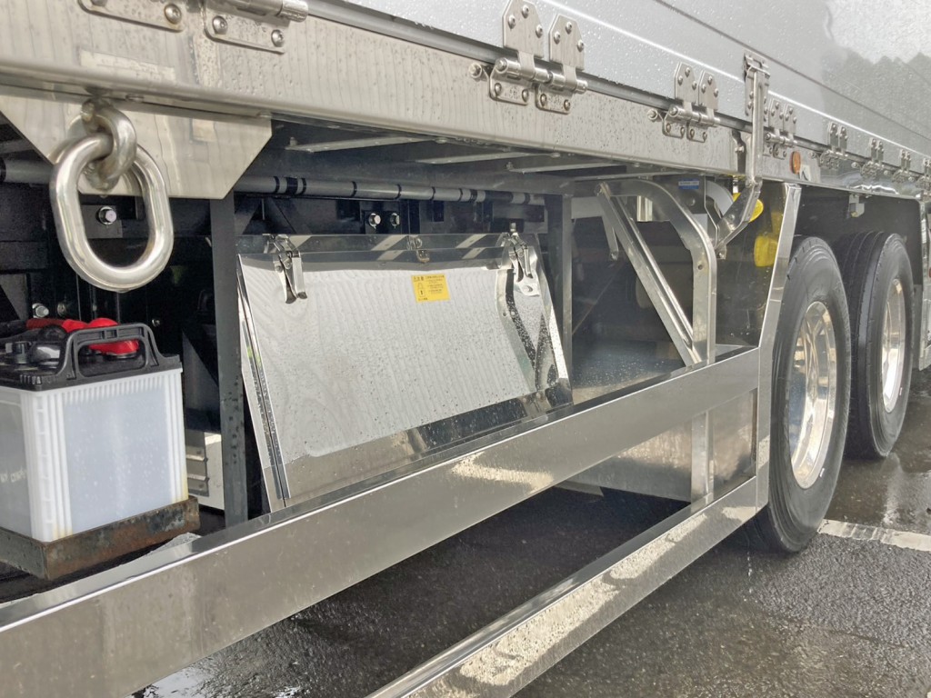 ボディー運転席側後方にステンレス製の工具箱が付いています。|日野 プロフィア 2DG-FR1AHCの写真25