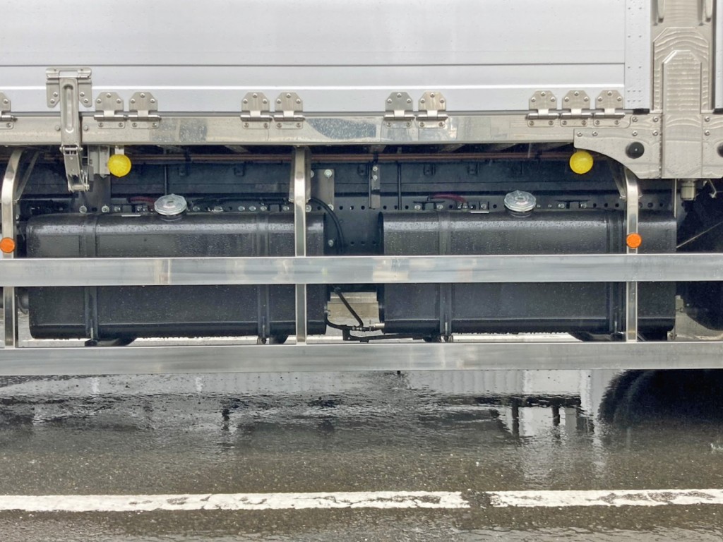 燃料タンクは300Lが2つ付いています。|日野 プロフィア 2DG-FR1AHCの写真30