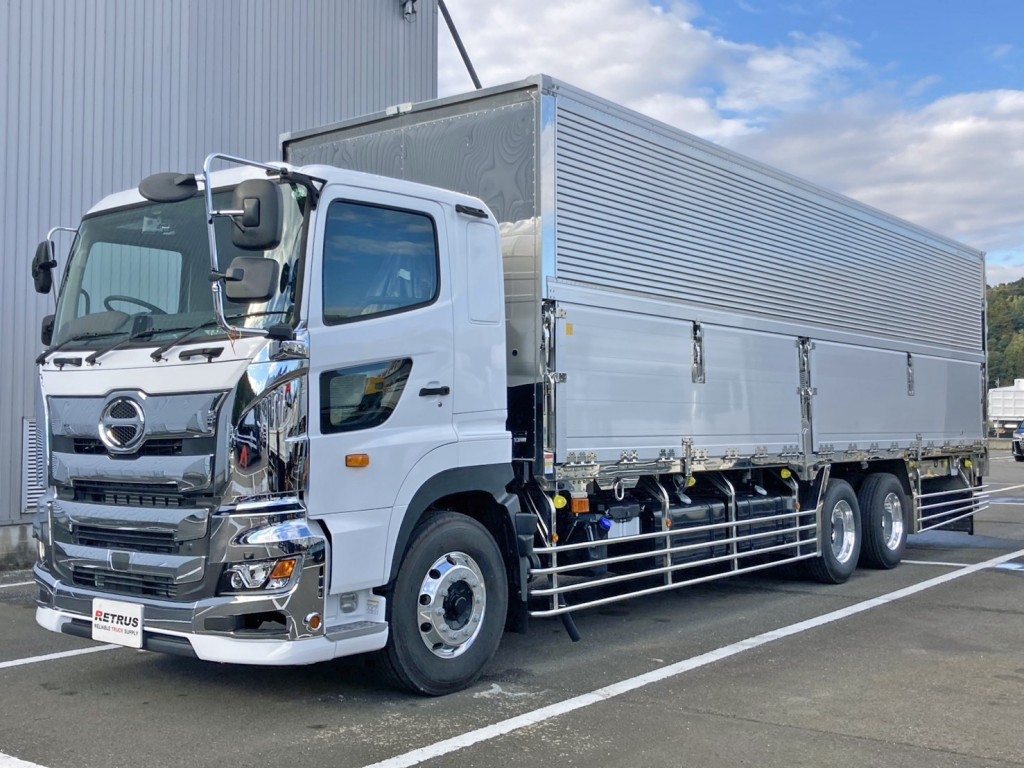 フロント周り、メッキパーツで飾っています。(リップスポイラー付きです)|日野 プロフィア 2DG-FR1AHCの写真1