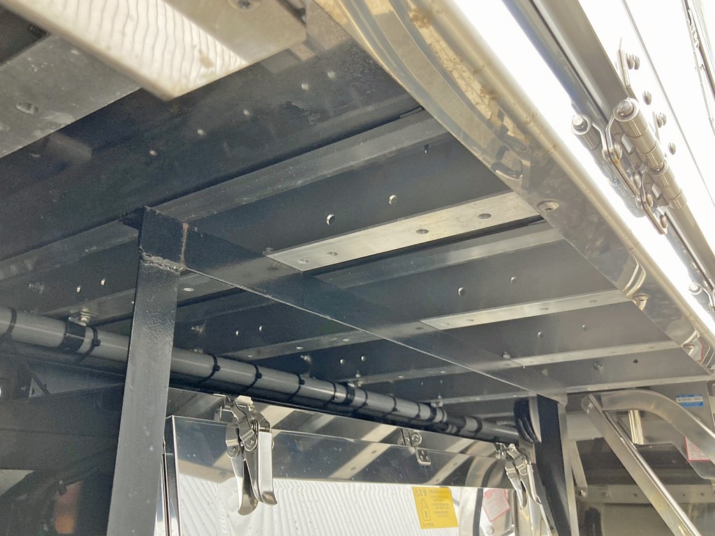 シャーシとネタの状態です。(縦ネタは鉄製・横ネタはアルミ製・床下はステンレス製です)|日野 プロフィア 2DG-FR1AHCの写真6