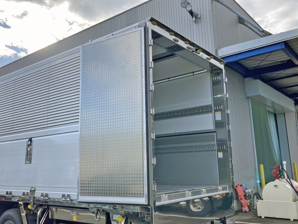 リヤドア裏側にウロコステンが張られています。(助手席側)|日野 プロフィア 2DG-FR1AHCの写真9